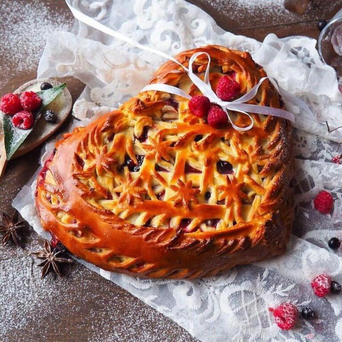 Пирог сердце с брусникой