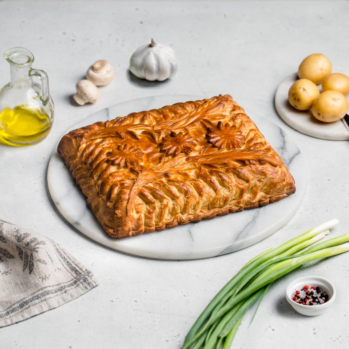 Мини-пирог с курицей, картошкой и грибами