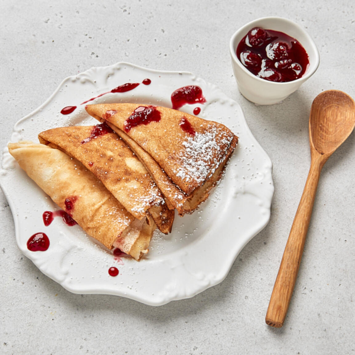 Блины с вишнёвым вареньем