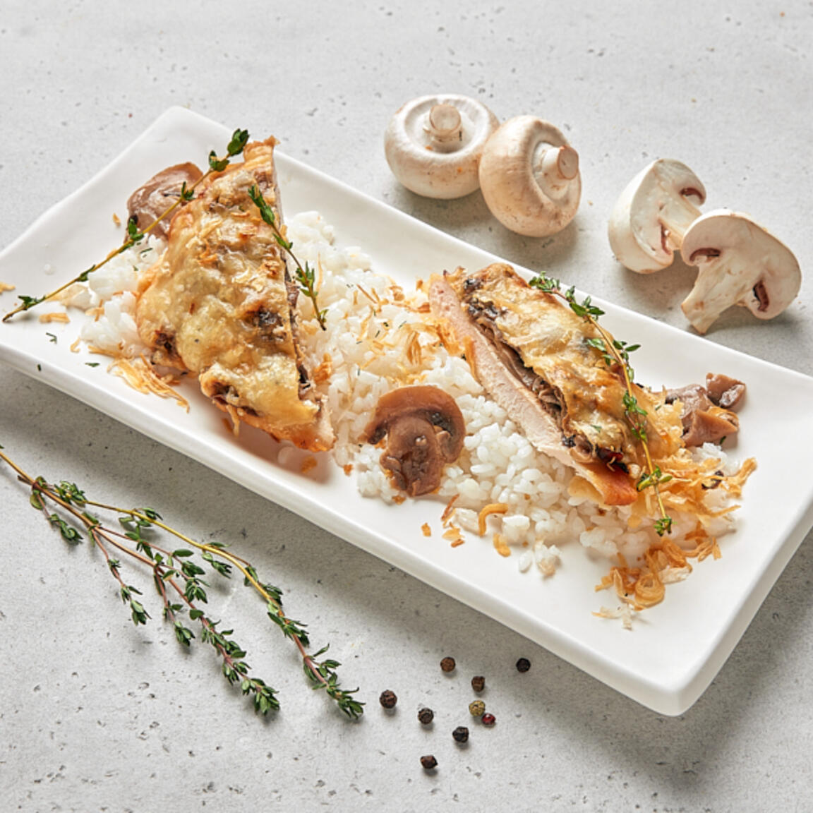 Куриное филе под сырной шапкой с гарниром