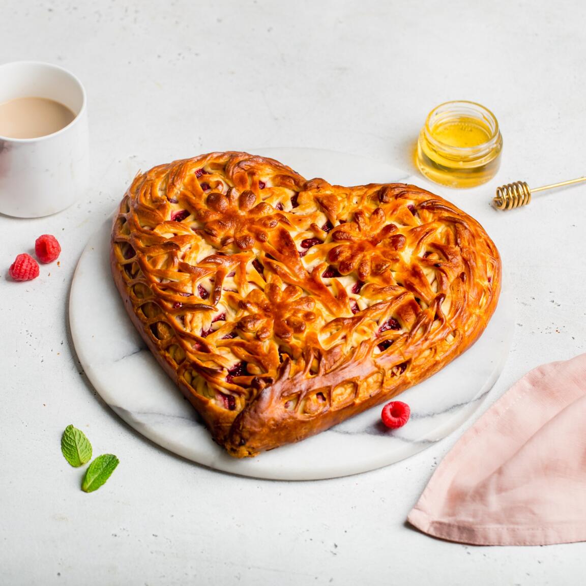 Пирог сердце малина с творожно-сливочным сыром